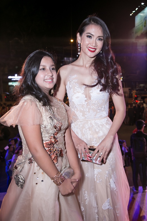 Minh Hằng, Quỳnh Chi hút mọi ánh nhìn trong đêm - 2