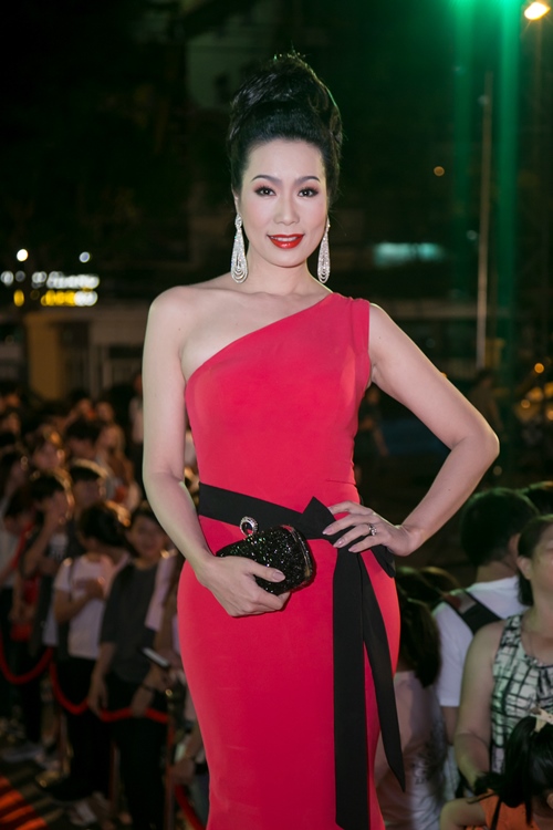 Minh Hằng, Quỳnh Chi hút mọi ánh nhìn trong đêm - 3