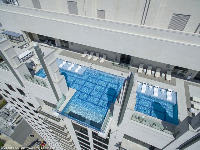 Run rẩy bước trên trời trong bể bơi cách đất 42 tầng nhà - 1