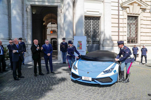 Cảnh sát Ý dùng Lamborghini Huracan tuần tra bắt cướp - 1