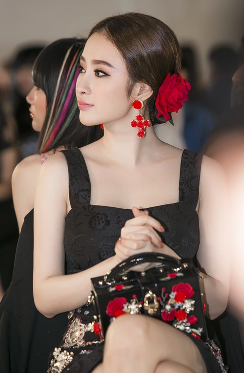 Dáng ngồi đời thực gây tranh cãi của Phương Trinh - 7