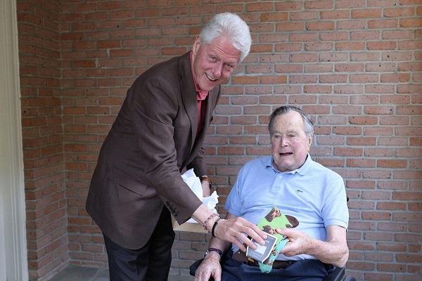 Bất ngờ món quà Bill Clinton vừa tặng cựu Tổng thống Bush - 1