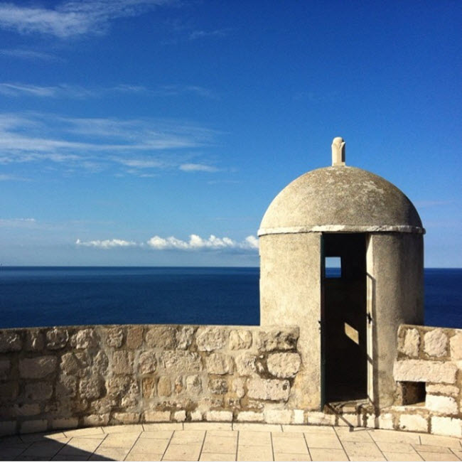 Bờ biển Croatia: “Tôi đã dành 1 tuần để khám phá bờ biển Croatia. Hành trình bắt đầu từ Pula, một trong những đấu trường La Mã lớn nhất thế giới, rồi tới Zadar. Tôi có cơ hội chiêm ngưỡng cảnh hồ Plitvice và bối cảnh của bộ phim Game of Thrones ở Dubrovnik”, Jon-Michael Poff viết.