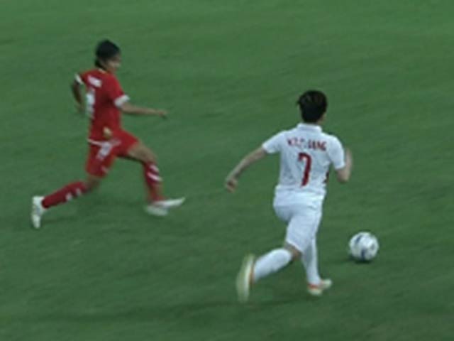 Nữ tuyển thủ Việt Nam solo như Messi, sút "cháy lưới' Myanmar