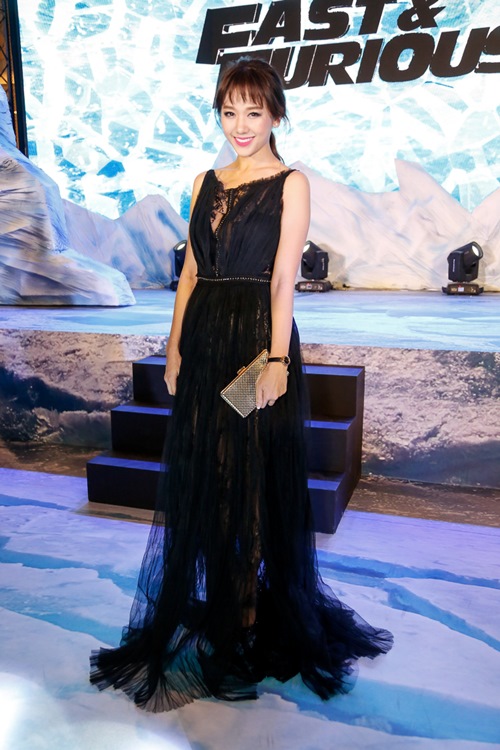 Hari Won đẹp lấn át các mỹ nhân gợi cảm trong đêm - 2