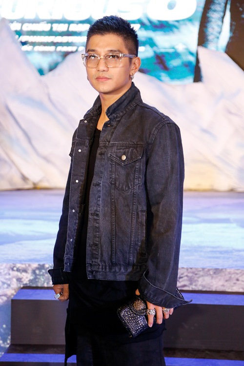 Hari Won đẹp lấn át các mỹ nhân gợi cảm trong đêm - 2