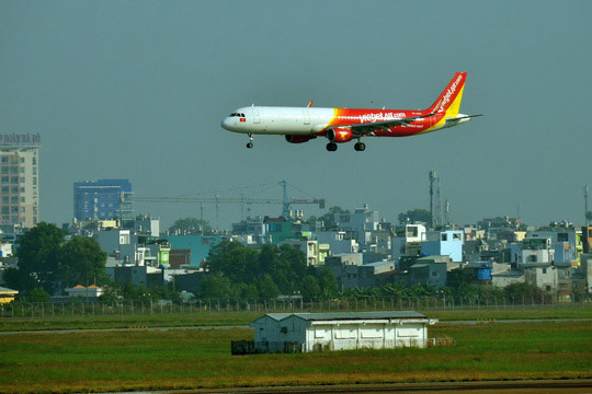 Bay lòng vòng tránh... chó - 1