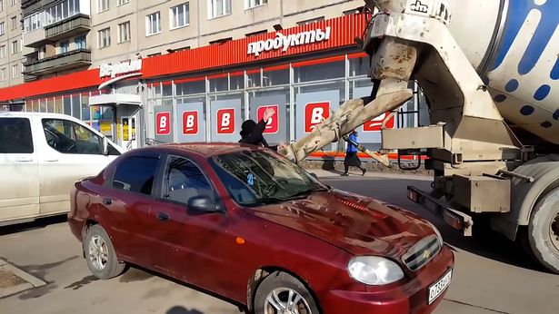 Nga: Chồng đổ bê tông ngập xe vì vợ đổi tên - 1