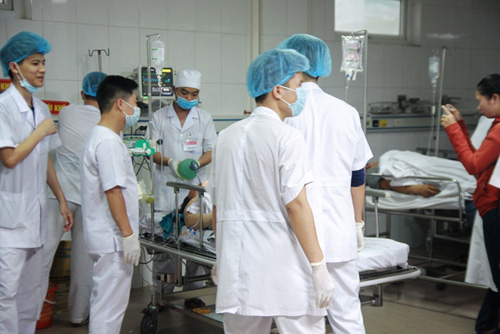 Hình ảnh kinh hoàng vụ lật xe khách, khiến hàng chục người thương vong - 6