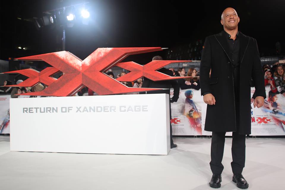 Sao cơ bắp Vin Dielse mặc váy xòe khiến bao người "hoảng hốt" - 5