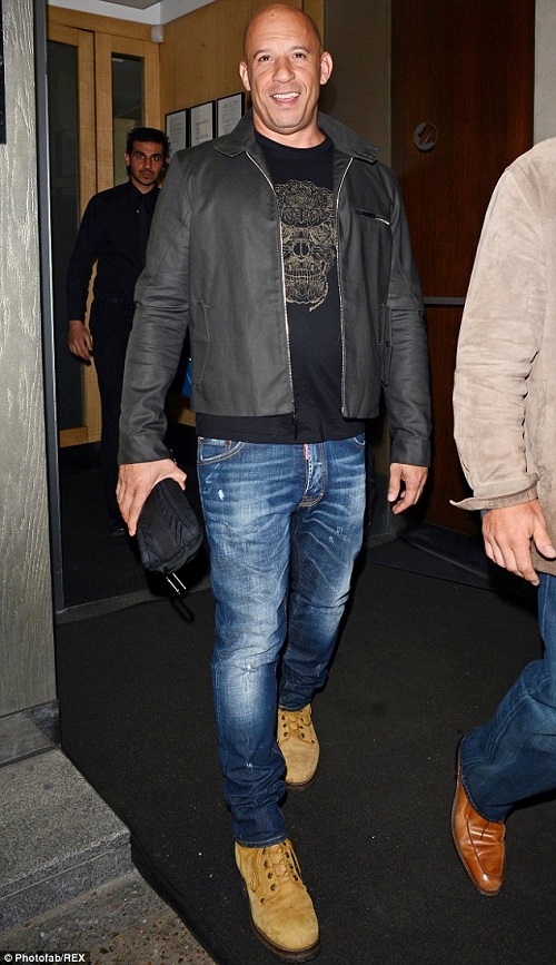 Sao cơ bắp Vin Dielse mặc váy xòe khiến bao người "hoảng hốt" - 6