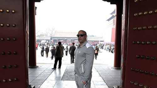 Sao cơ bắp Vin Dielse mặc váy xòe khiến bao người "hoảng hốt" - 10