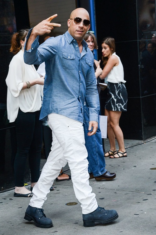 Sao cơ bắp Vin Dielse mặc váy xòe khiến bao người "hoảng hốt" - 13