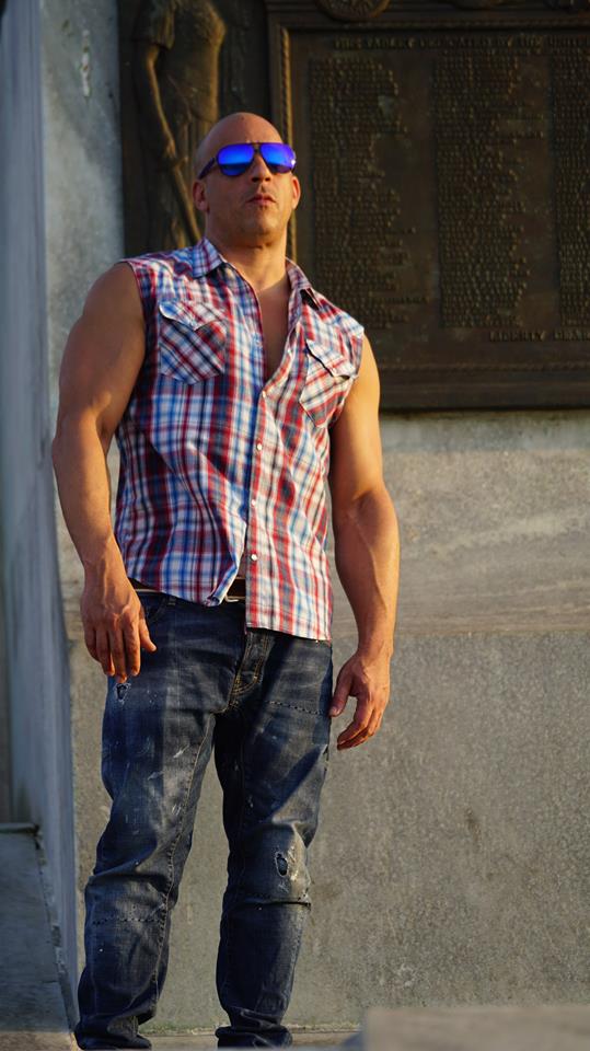 Sao cơ bắp Vin Dielse mặc váy xòe khiến bao người "hoảng hốt" - 15