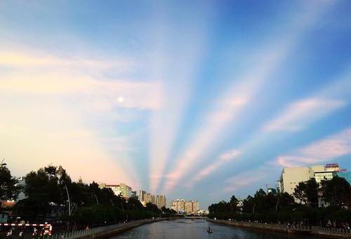 “Giải mã” ánh hào quang tuyệt đẹp trên bầu trời Sài Gòn - 1