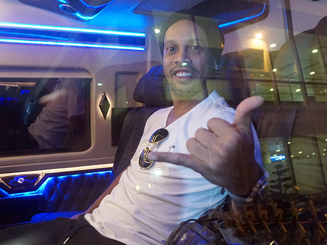 Ronaldinho đến Việt Nam tối 12/4: Nụ cười huyền thoại
