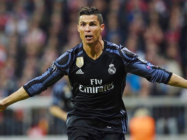 Ronaldo: “Thánh 1 chạm” hết tịt ngòi, lập kỷ lục 100 bàn