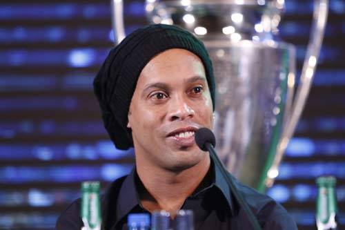 Ronaldinho giao lưu ở VN: Barca sẽ gây sốc cúp C1 - 2