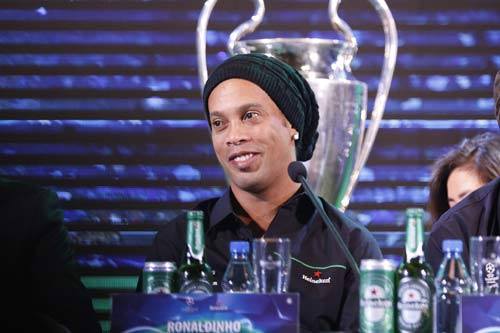 Ronaldinho giao lưu ở VN: Barca sẽ gây sốc cúp C1 - 3