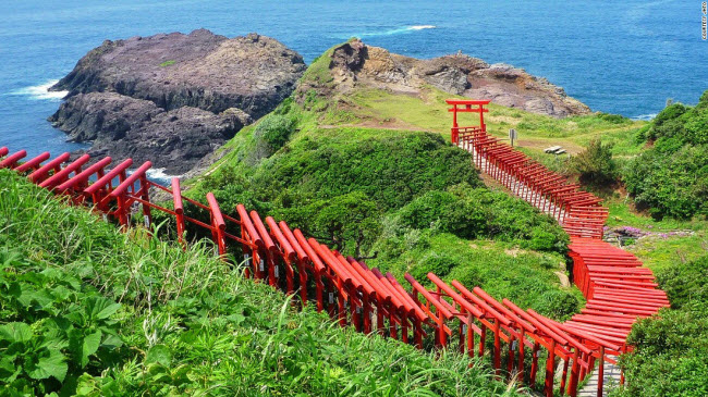 Đền Motonosumi-Inari ở Yamaguchi nổi tiếng với 123 chiếc cổng Torii dẫn tới vách núi sát bờ biển.