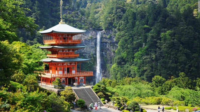 Thác Nachi ở Wakayama có chiều cao 133m, là thác nước lớn nhất tại Nhật Bản.
