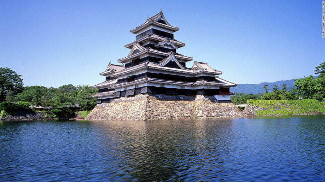 Lâu đài Matsumoto được xây dựng cách đây 400 năm tại tỉnh Nagano. Đây cũng là lâu đài bằng gỗ lâu đời nhất ở Nhật Bản.