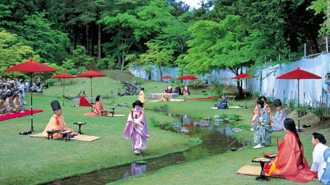 Ngôi đền Motsuji ở Iwate là địa điểm tổ chức các sự kiện dành cho những người yêu thơ tại Nhật Bản.