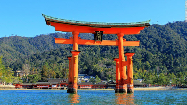 Đền Itsukushima ở tỉnh Hiroshima được coi danh giới giữa cõi tâm linh và thế giới thực của con người.