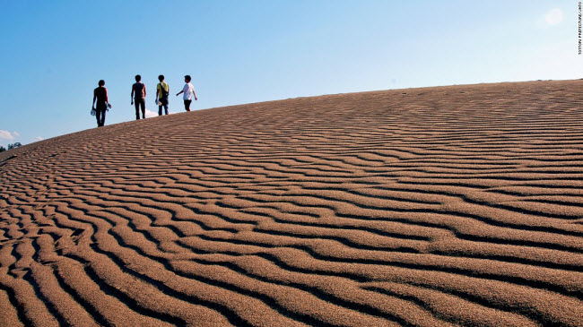Cồn cát Tottori-sakyu ở Tottori có chiều dài 16km và rộng 2km. Nó được coi như một sa mạc ở Nhật Bản.