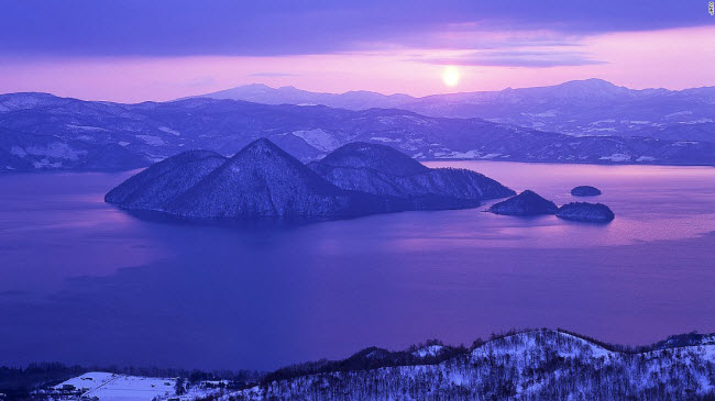Vào mùa đông, băng gần như phủ kín mặt hồ Toya ở tỉnh Hokkaido.
