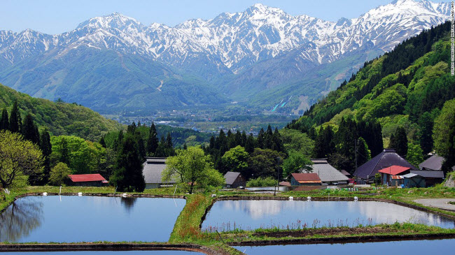 Ngôi làng Hakuba là một trong những nơi có phong cảnh đẹp nhất ở Nhật Bản, đặc biệt vào mùa hè.