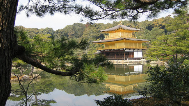 Đền Kinkaku-ji là một trong những công trình kiến trúc nổi tiếng nhất ở Kyoto. Công trình được dát vàng bên ngoài.