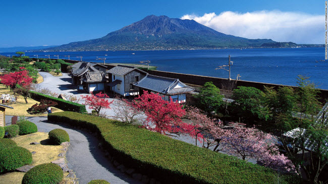 Vườn Sengan ở Kagoshima được thiết kế theo phong cách đặc trưng ở Nhật Bản, với các hồ nhỏ, dòng suối, đền và rừng tre.