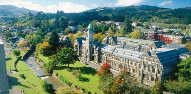 4. Đại học Otago, New Zealand hội tụ tất cả tiêu chí về 1 ngôi trường trong mơ: những tòa nhà tuyệt đẹp với kiến trúc gothic, cảnh sắc thiên nhiên thơ mộng với khu vườn xanh mướt và dòng sông êm đềm kề bên.