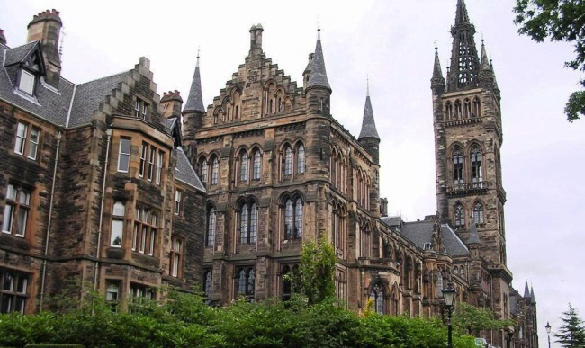 8. Đại học Glasgow, Scotland được thiết kế theo phong cách kiến trúc gothic vô cùng cổ kính và ấn tượng.