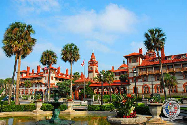 12. Đại học Flagler College, bang Florida, Hoa Kỳ nằm trên phố Augustine, Florida. Trường đại học này ban đầu thực chất là khách sạn Ponce de León sang trọng.