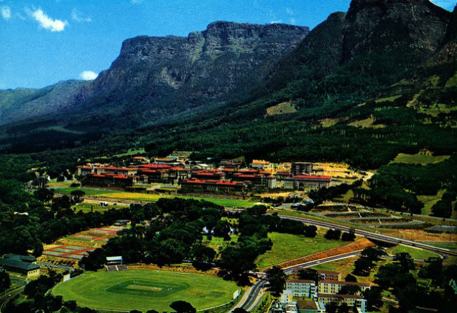Đại học Cape Town nằm trên triền dốc của dãy núi tuyệt đẹp Devil's Peak, bên cạnh dãy núi Table Moutain nổi tiếng.