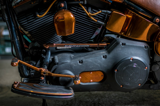 Theo hãng độ Simply Road Mekhanika (SRM) tiết lộ, mẫu xế 2005 Harley-Davidson Fat Boy được đưa vào độ lần này mới chỉ chạy được 7500 km.