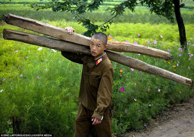 Lính Triều Tiên tươi cười giữa lúc &#34;nước sôi lửa bỏng&#34; - 6
