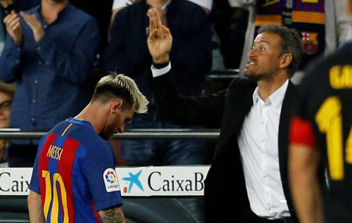 Nóng ở Barca: Messi lộ diện &#34;đâm sau lưng&#34; HLV Enrique - 1