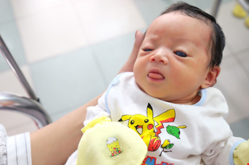 "Thiên thần mắt xanh" kỳ lạ chào đời ở Đồng Nai - 4