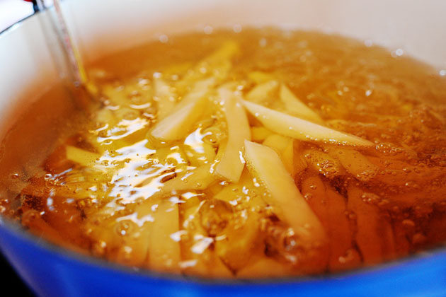 Tuyệt chiêu làm khoai tây chiên giòn mềm, ngon hơn ngoài hàng - 4