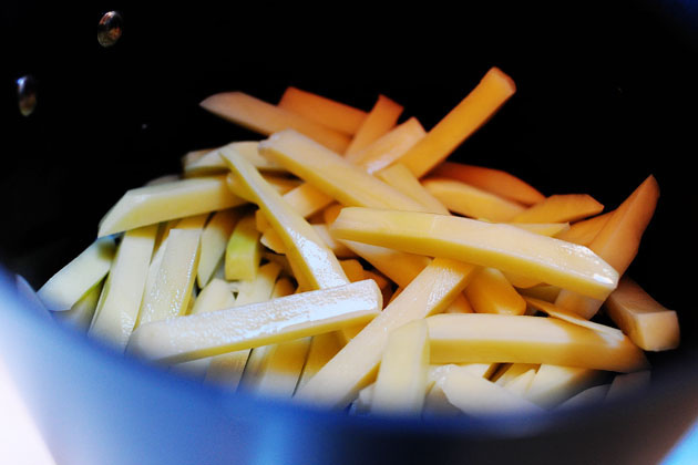 Tuyệt chiêu làm khoai tây chiên giòn mềm, ngon hơn ngoài hàng - 2