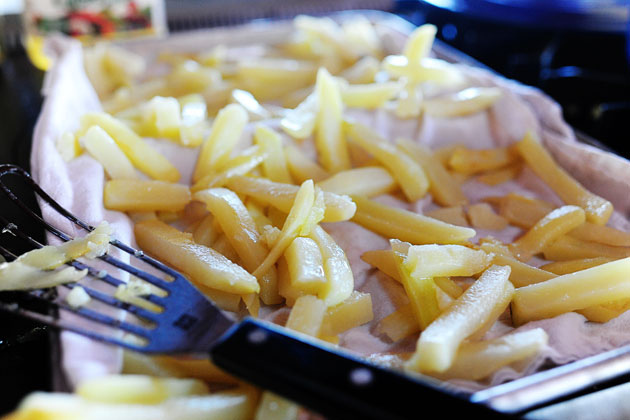 Tuyệt chiêu làm khoai tây chiên giòn mềm, ngon hơn ngoài hàng - 5