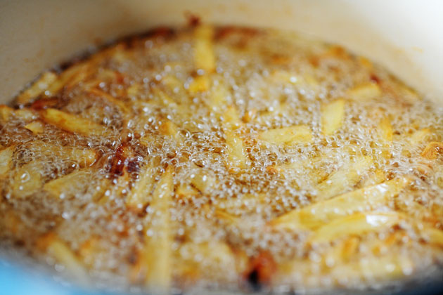 Tuyệt chiêu làm khoai tây chiên giòn mềm, ngon hơn ngoài hàng - 6