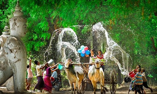 Trốn cái &#39;nóng muốn bùng cháy&#39; của mùa hè cùng 8 lễ hội nước nổi tiếng TG - 13