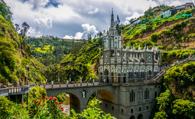 9. Thánh đường Las Lajas, Colombia:&nbsp;Las Lajas nằm trong một hẻm núi ở biên giới của Colombia và Ecuador, bao bọc xung quanh chúng là những dòng nước trong veo cùng các bờ đá và thác nước êm đềm
