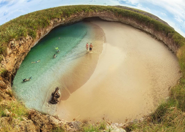 4. Bờ biển ẩn, Marieta, Mexico: Playa de Amor, bờ biển ẩn có dòng nước trong vắt được ánh sánh chiếu nhẹ này khiến ai cũng phải lòng vì cái đẹp đơn độc khó tả của nó.
