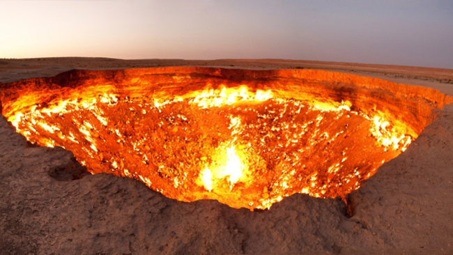 7. Cổng địa ngục Turkmenistan: Hố đốt khổng lồ này được người dân địa phương gọi là 'cổng đến địa ngục'. Các nhà địa chất phát hiện ra trữ lượng lớn khí độc trong hố có thể làm hại con người và vật nuôi nên đã cho tiêu hủy chúng bằng một ngọn lửa.
