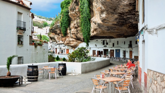 8. Setenil de las Bodegas, Tây Ban Nha: Thị trấn nhỏ này nằm ở một vùng núi đá ở phía nam của Tây Ban Nha trong gần tám thế kỷ qua. Người dân địa phương gọi nó là 'thị trấn dưới đá' vì các bức tường và mái của những ngôi nhà là các tảng đá bazan khổng lồ.
